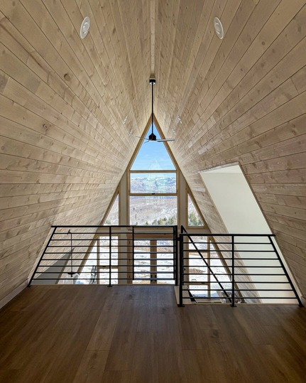 Fațadă panoramică casă A-Frame